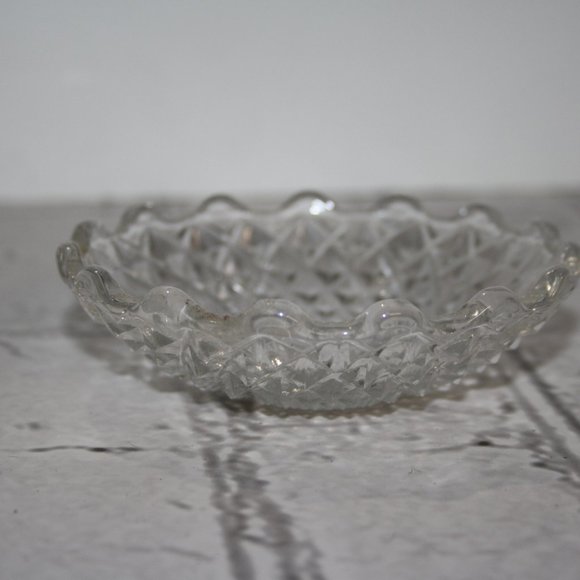 💎 Vintage Glass Ring Dish · 4" Wide - Picture 3 of 5